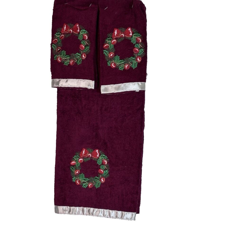 Trim A Home Christmas Presents Red Bathroom Towel Set 3 pieces Wreath design Cot